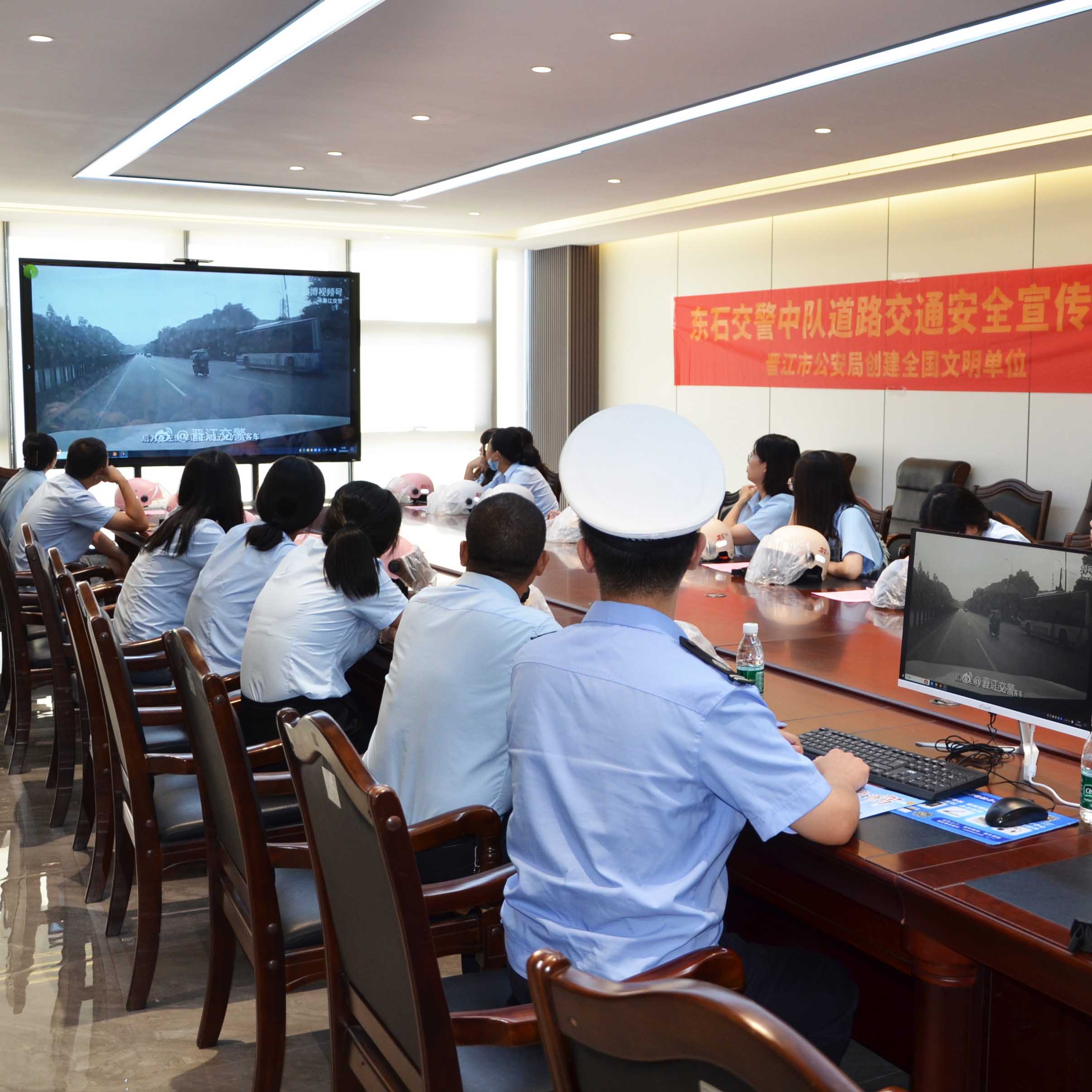 東石交警中隊(duì)走進(jìn)優(yōu)安納傘業(yè)，共筑交通安全防線